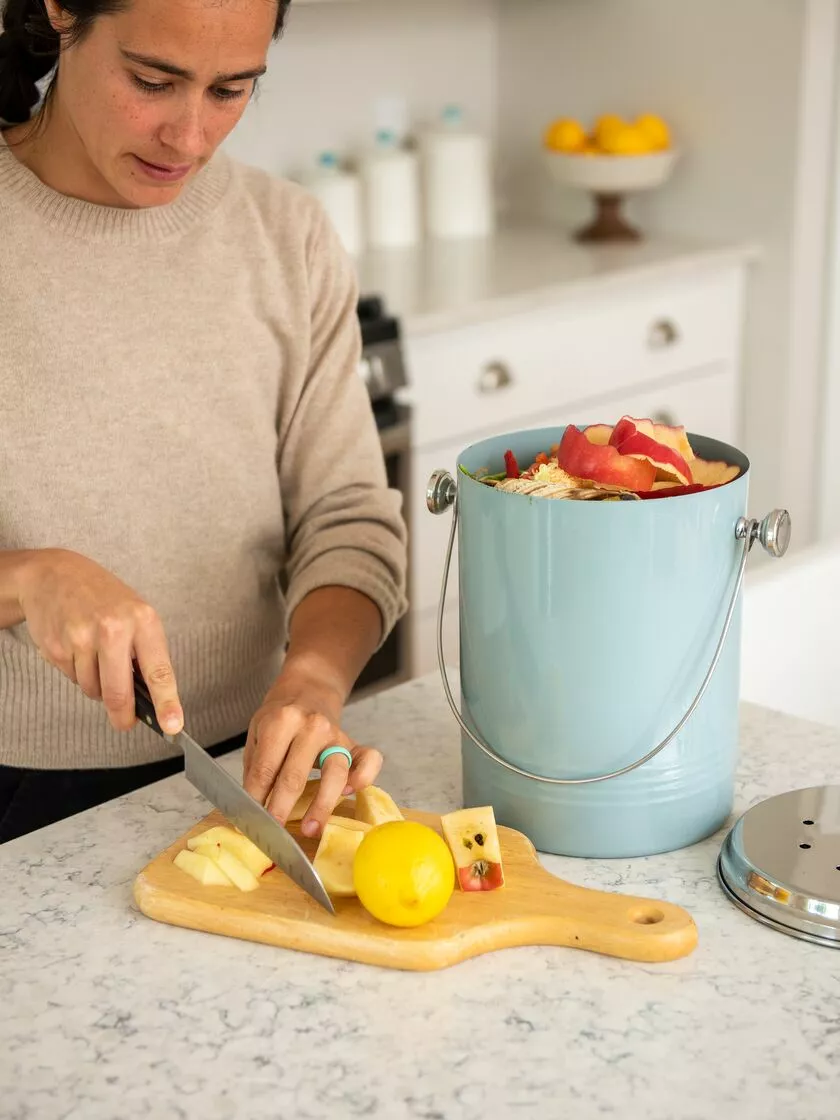 GSC Large Painted Stainless Steel Compost Pail 6 GSC Large Painted Stainless Steel Compost Pail - Image 4