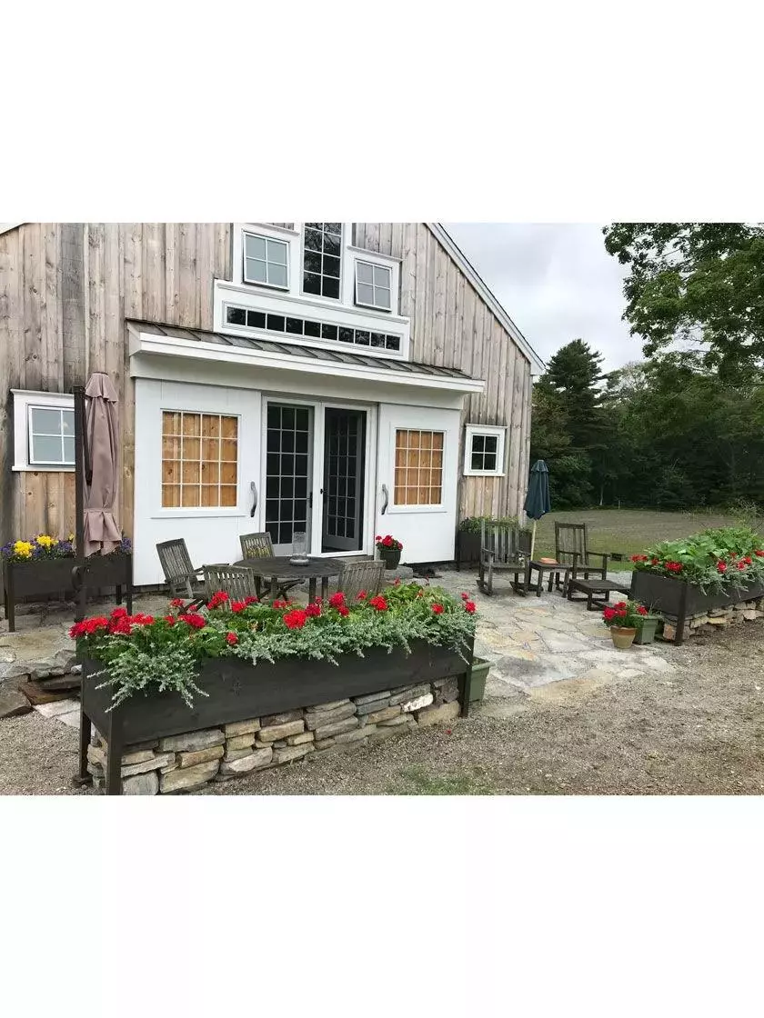 GSC Eco-Stained Elevated Planter Box, 2'x8' 7 GSC Eco-Stained Elevated Planter Box, 2'x8' - Image 5